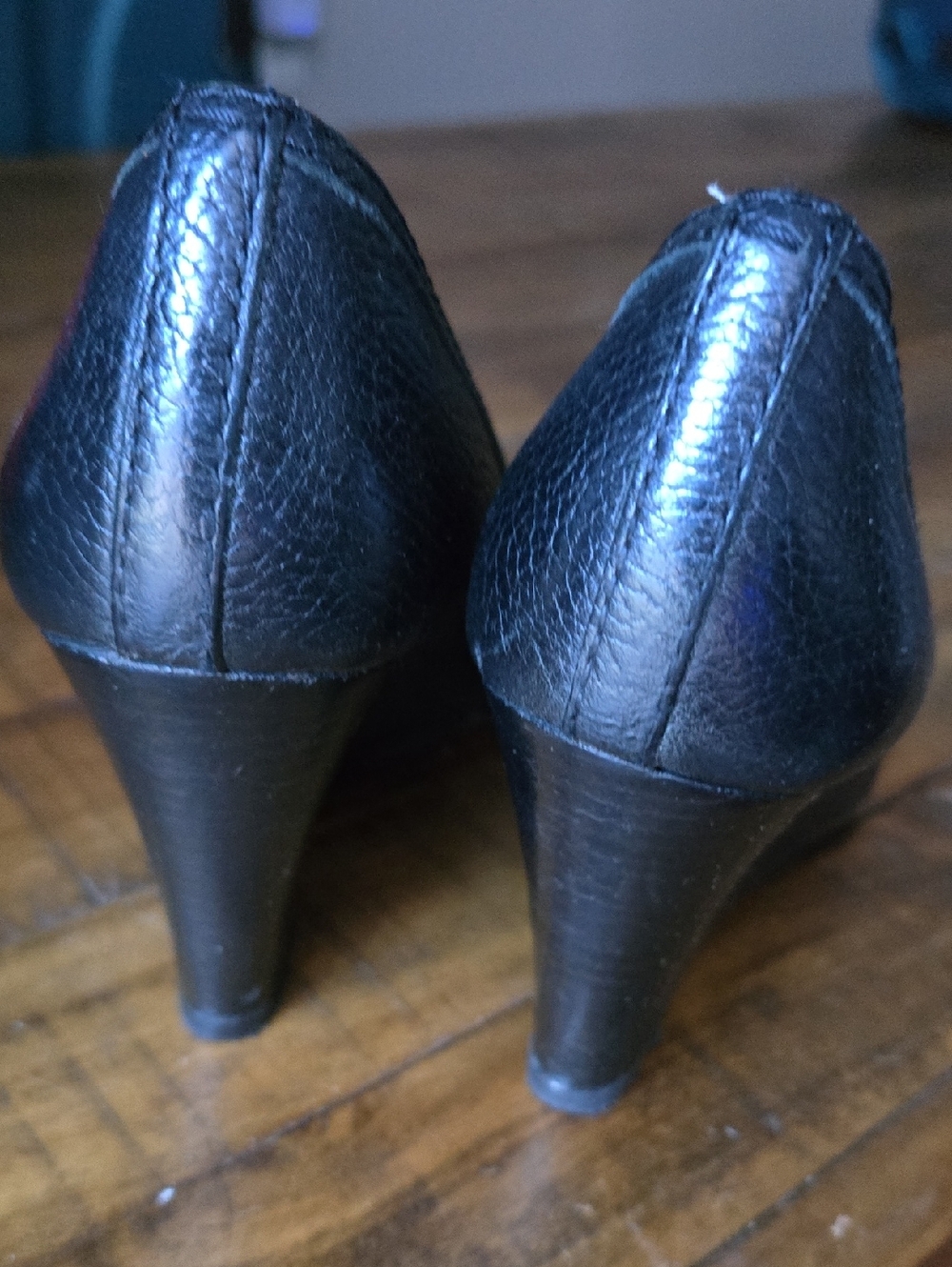 Tory Burch Black Leather Peep-Toe Pumps with Gold Medallion Size 7 - Picture 3 of 6